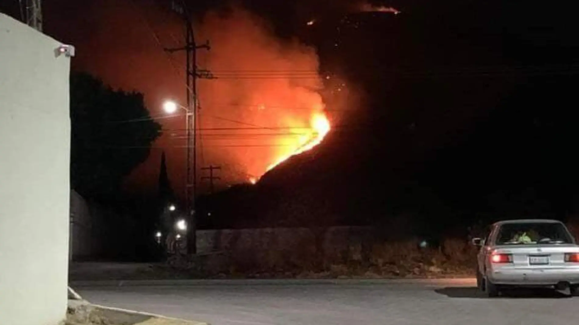 Aparatoso incendio forestal consume 15 hectareas de bosque en Tecamachalco